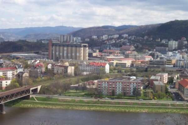 Ústí nad Labem – pohled na město s Krušnými horami v pozadí. 