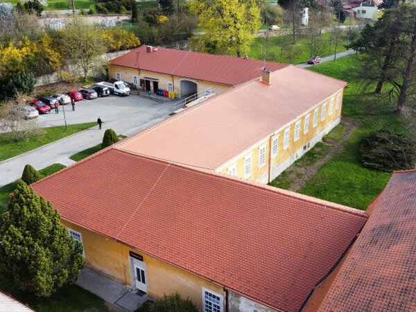 Nové Bobrovky Tondach na střechách východního křídla zámku.