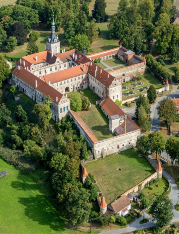 Letecký pohled na zámek Uherčice
