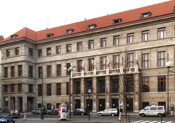 Také Městskou knihovnu v Praze postihly před deseti lety ničivé povodně, které zničily asi 46 tisíc svazků ve třech jejích budovách. Na snímku Ústřední knihovna na Starém Městě.