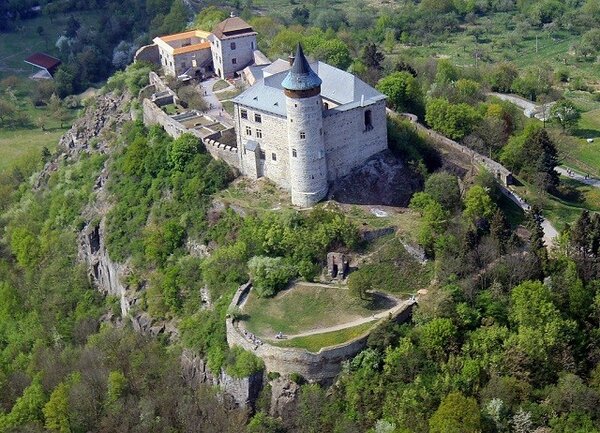Kunětická hora je národní kulturní památkou a nabízí dva prohlídkové okruhy s množstvím expozic.