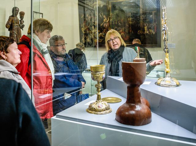 V expozici Církevní umění západního Krušnohoří je k vidění sbírka liturgických předmětů.