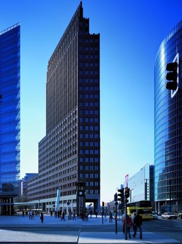 Nejvýraznější stavbou Hanse Kollhoffa je budova DaimlerChrysler, kterou nadefinoval landmark na Potzdamer Platz v Berlíně.