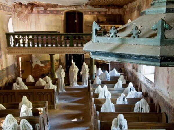 Na výstavě Ex situ budou k vidění i sochy z instalace Duchové zemřelých věřících z kostela sv. Jiří v Lukové u Manětína autora Jakuba Hadravy.