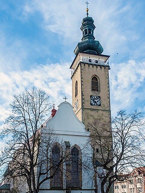 Kostel sv. Petra a Pavla je dominantou náměstí Republiky.