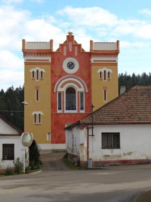V rámci projektu 10 hvězd byla opravena a 12. června pro veřejnost zpřístupněna synagoga v Nové Cerekvi.