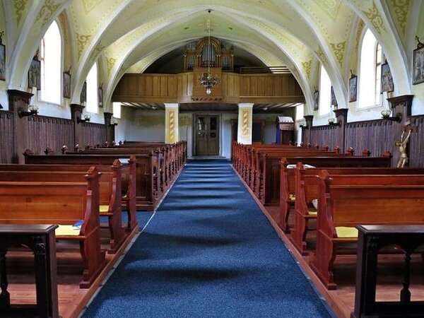 Interiér kostela Narození Panny Marie v Radkově na Opavsku (ilustrační foto)