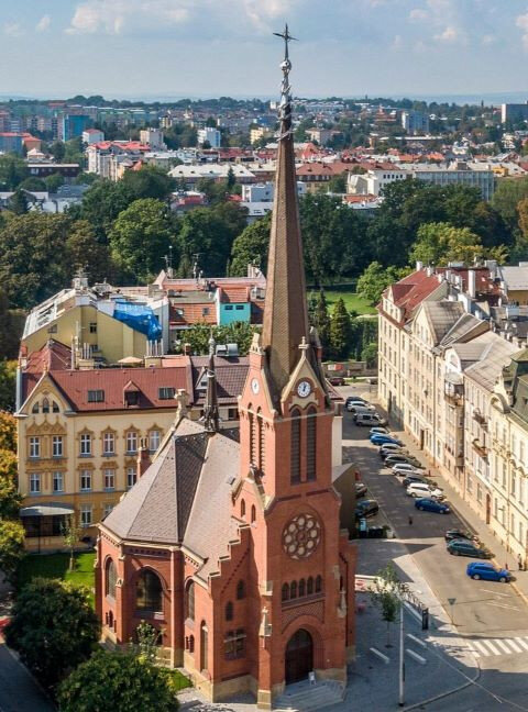 Celkový pohled na Červený kostel s obnovenými střechami