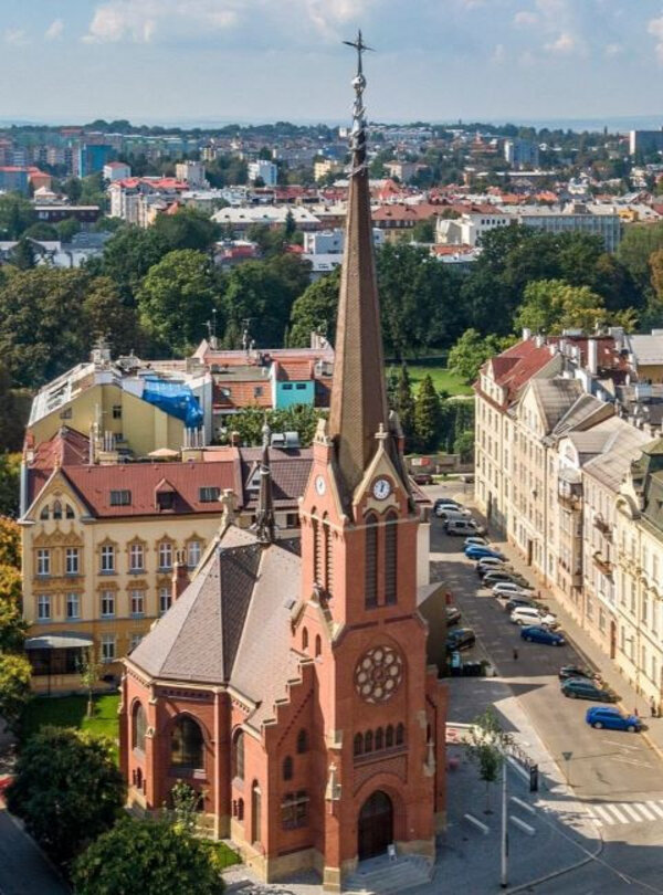 Celkový pohled na Červený kostel s obnovenými střechami
