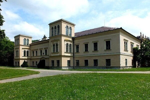 Opravami zámku v Čechách pod Kosířem jde Olomoucký kraj příkladem ostatním majitelům památek v kraji.