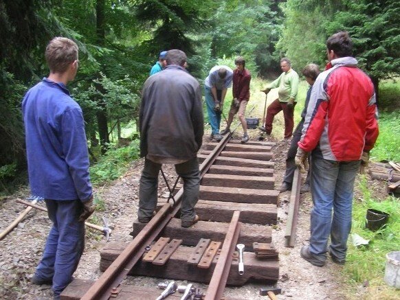 V červenci a srpnu pokračovaly další brigády dobrovolníků na obnově mladějovské úzkokolejky. 