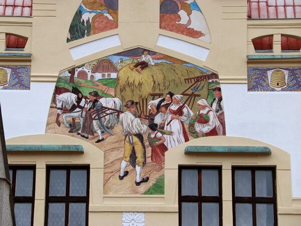 Secesní dům pro potřeby Okresní hospodářské záložny postavil v letech 1908–1909 místní stavitel Václav Kšír podle plánů plzeňského architekta Karla Bubly.