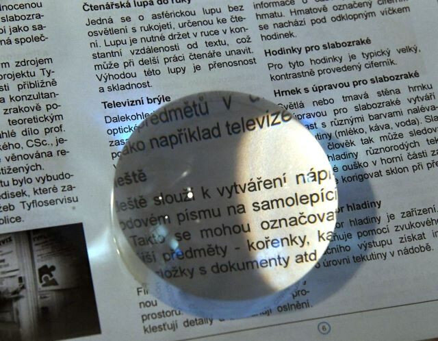 Nezbytnou pomůckou lidem s vážnými problémy zraku jsou zvětšovací skla a lupy.