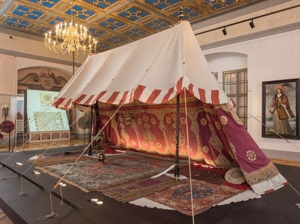 Dominantou expozice je osmanský stan.