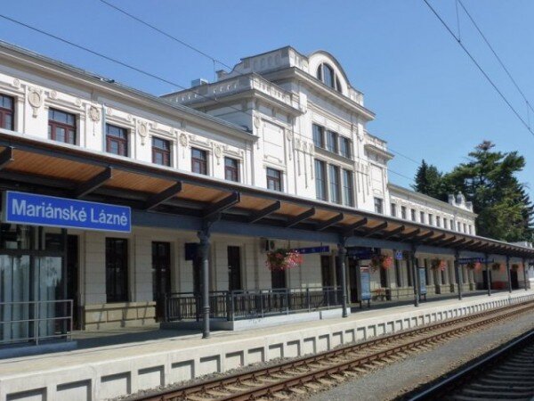 Jedním z finalistů soutěže Nejkrásnější nádraží ČR je i budova nádraží v Mariánských lázních. Další snímky nádraží naleznete na plakátu v příloze článku.