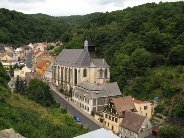 Kostel Nanebevzetí Panny Marie s farou je součástí městské památkové zóny.