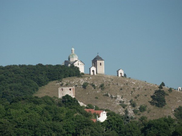 Pohled z města Mikulova na Svatý kopeček s dominantou kostela sv. Šebastiána a zvonicí. 