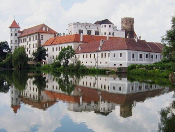 V gotickém paláci hradu a zámku Jindřichův Hradec byla otevřena nová expozice, která přibližuje rytířský způsob života ve středověku.