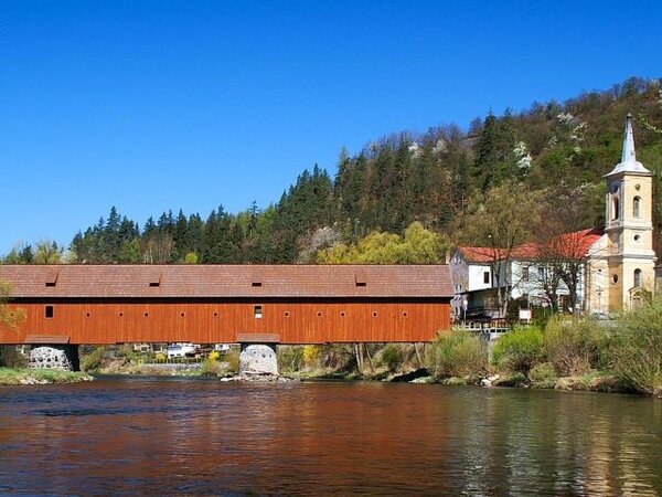 Současná stavba repliky mostu v Radošově pochází z let 2001 až 2003, kdy byl zničený objekt kompletně zrekonstruován.