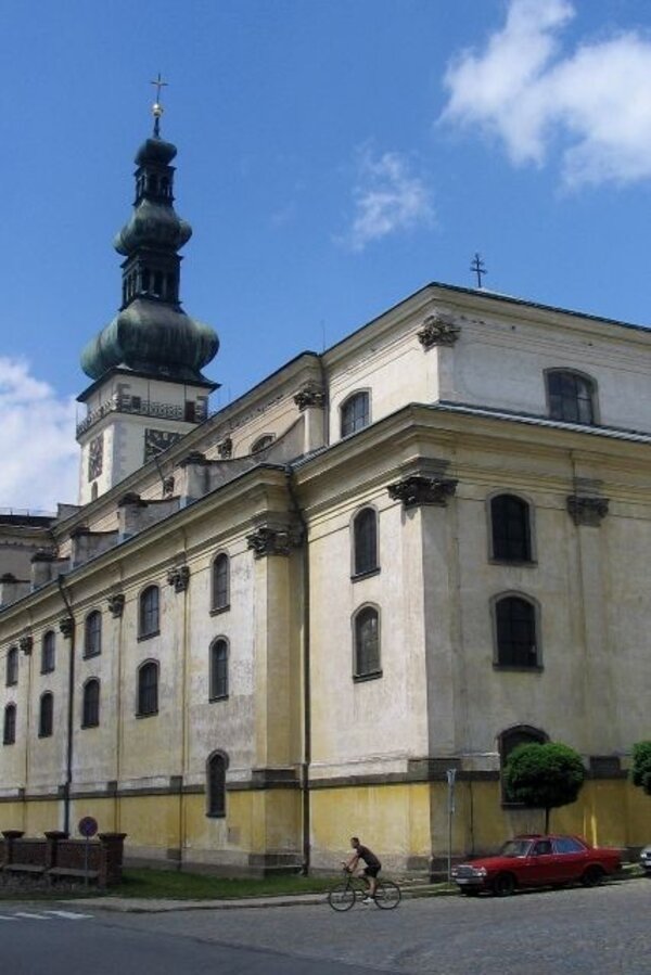 Nynější světle žlutou barvu děkanského kostela Nanebevzetí Panny Marie v Polné nahradí po rekonstrukci barvy původní - lomená bílá a tmavě červená.  