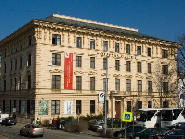 V Pražákově paláci v Husově ulici 18, kde sídlí Moravská galerie, najdeme expozici moderního a současného umění. 