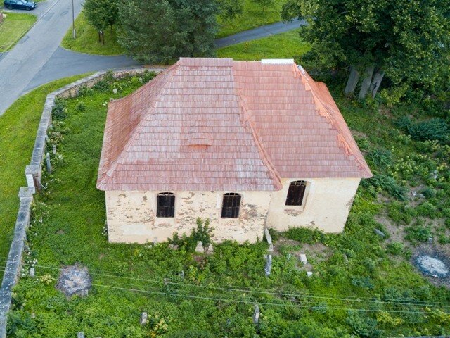 Kostel sv. Bartoloměje patří k nejstarším na Karlovarsku.