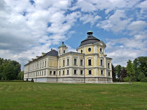 Moravskoslezský kraj podpořil opravu střechy zámku v Kravařích.