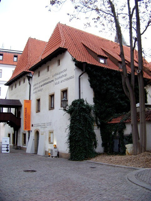 Galerie Jaroslava Fragnera je součástí areálu Betlémské kaple.