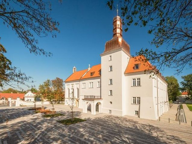 Kompletně zrekonstruovaný zámek v Dolních Břežanech získal novou krytinu Tondach.