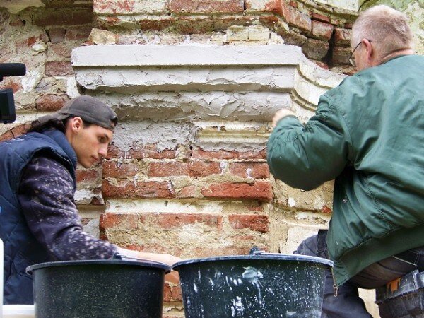 Obnova a částečná rekonstrukce barokní štukové profilace ostění v kurzu Štukatér