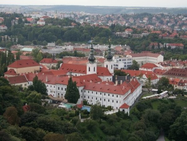 Strahovská knihovna uchovává 260 tisíc historických i novodobých svazků a 3 tisíce vzácných středověkých rukopisů.  