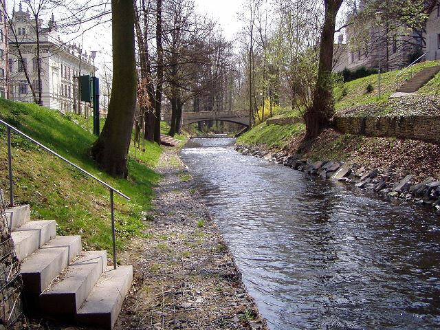 Řeka Loučná protéká centrem Litomyšle. Nábřeží prochází postupnou revitalizací.