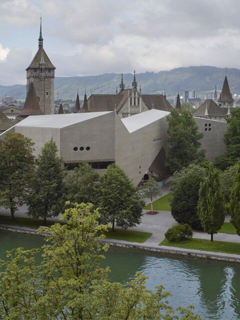 K významným realizacím švýcarské architektonické kanceláře Christ & Gantenbein patří rekonstrukce a rozšíření Švýcarského národního muzea v Curychu. 