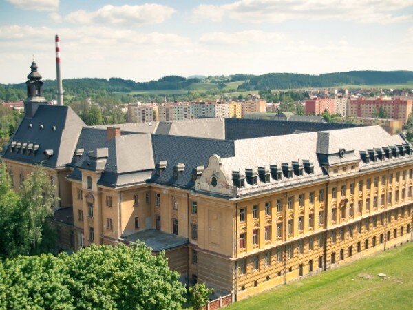 Podpisy studentů na budově Petrin byly objeveny na plechové římse překrývající jeden z ozdobných prvků fasády. 