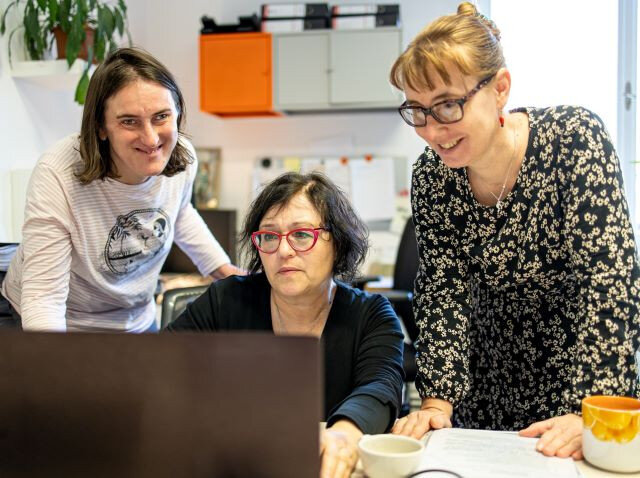 O pečlivé korektury zpráv se starají zleva Jindřiška Kukrálová, Lenka Kuboušková a Zuzana Richterová.