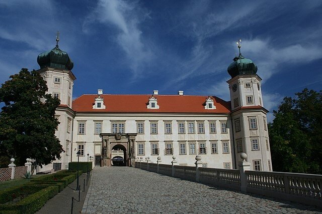 Na státním zámku Mníšek pod Brdy bude výstava k vidění do 30. srpna.