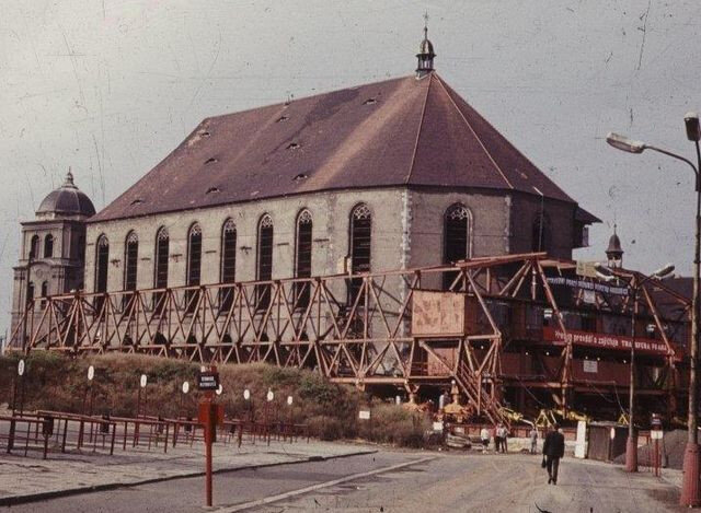 Transport kostela Nanebevzetí Panny Marie na dobovém snímku