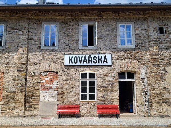 Průčelí výpravní budovy směrem do kolejiště v roce 2023