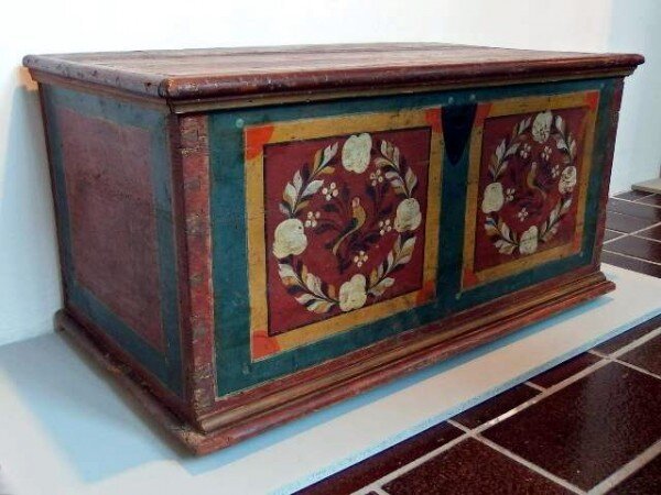 Výstava lidového nábytku v Regionálním muzeu v Kolíně potrvá do 7. června.