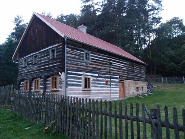 Rekonstruovaný památkově chráněný roubený dům čp. 67 ve Vidimi na Mělnicku (ilustrační foto)