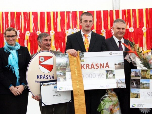 Zástupci obce Krásná při slavnostním vyhlášení v Luhačovicích