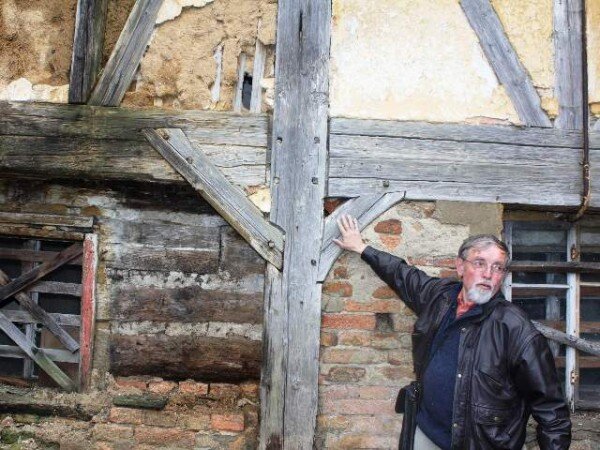 Snímek z prvního kurzu Kvalitní řemeslnická práce při obnově podstávkových domů, který se konal 31. května a 1.června 2013.