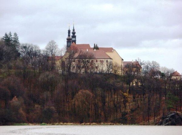 Kadaňský klášter Čtrnácti svatých pomocníků byl založen roku 1473 na místě gotické kaple. Patří mezi národní kulturní památky.