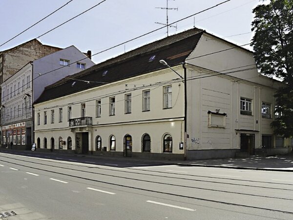 Hlavní klasicistní průčelí bývalé textilní manufaktury
