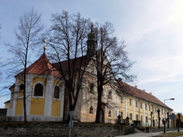 Klášter ve Voticích tvoří přes 400 let dominantu města.