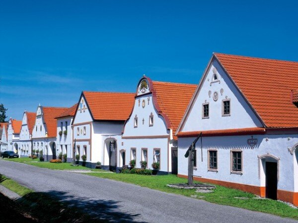Bobrovky a francouzskou tašku od firmy Tondach nalezneme i na usedlostech kolem návsi v Holašovicích.