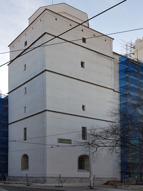 V roce 1995 byl farní kostel postavený v duchu pozdní gotiky prohlášen národní kulturní památkou.