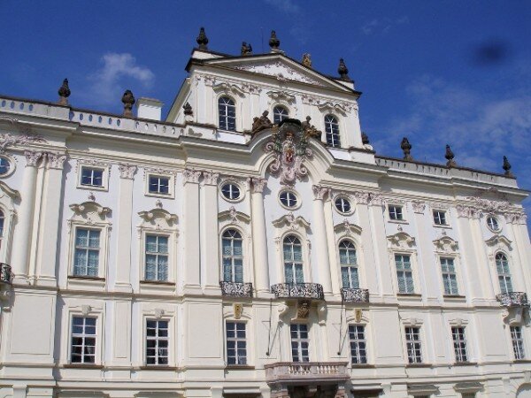 Konference se koná v Arcibiskupském paláci na Hradčanském náměstí.