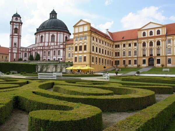 Na zámku v Jaroměřicích nad Rokytnou bude až do konce října otevřena výstava Šlechtic na cestách aneb Jak se cestovalo v minulosti.