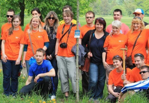 Lidé, kteří se již zapojili do adopce stromů v lednickém parku.